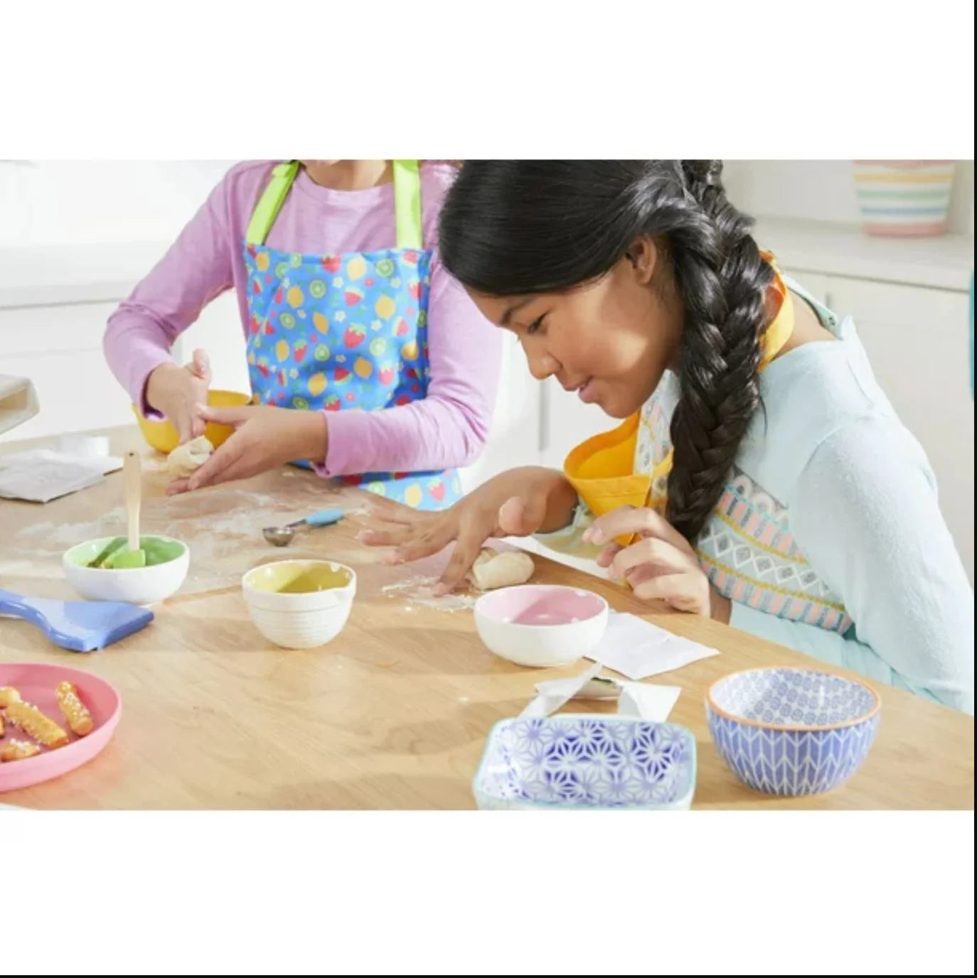 Easy Bake Oven Set with Baking Accessories and 4 Refill Mixes J356
