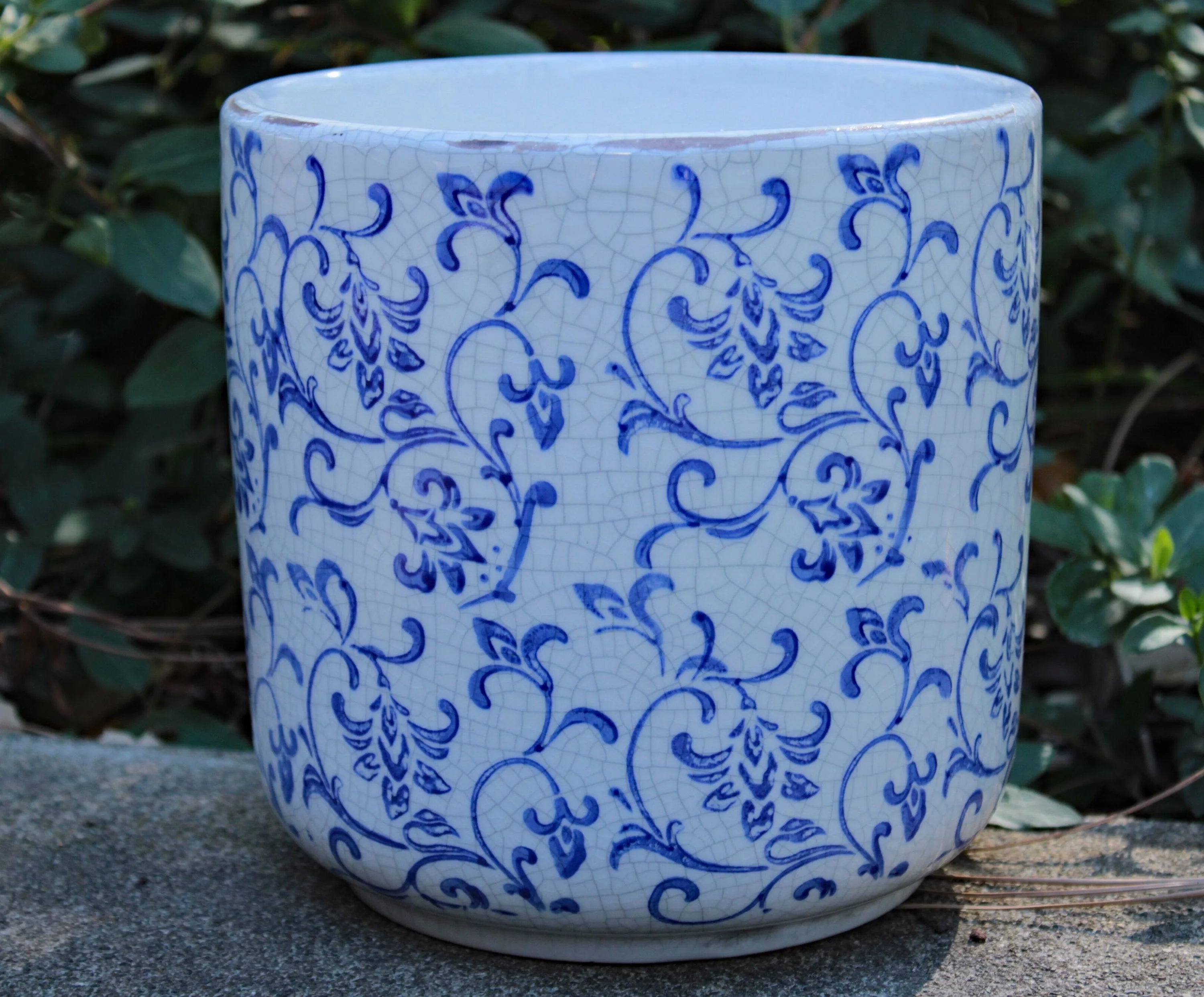 Blue and white ceramic cylindrical garden planter with vine pattern L9580