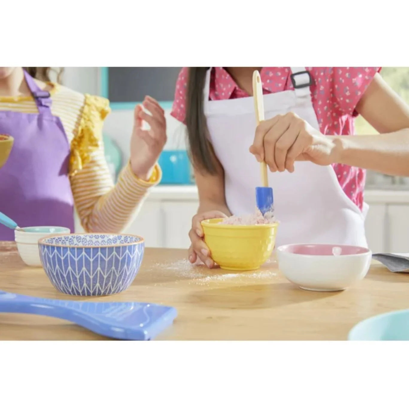 Easy Bake Oven Set with Baking Accessories and 4 Refill Mixes J356